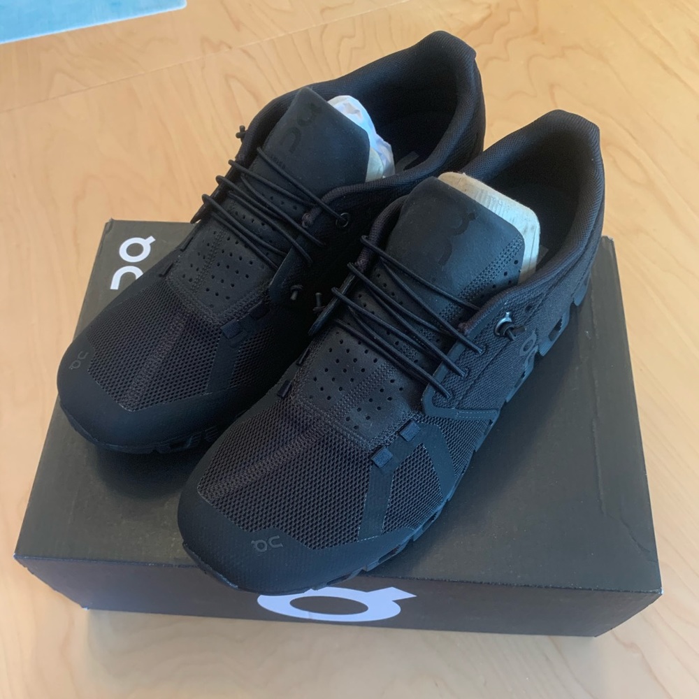 ON NWT size 10 Cloud All Black